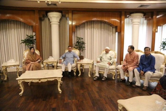 প্রধানমন্ত্রী তারেক রহমানের সঙ্গে ঈদের শুভেচ্ছা বিনিময় করেন সাবেক অন্তর্বর্তী সরকারের প্রধান